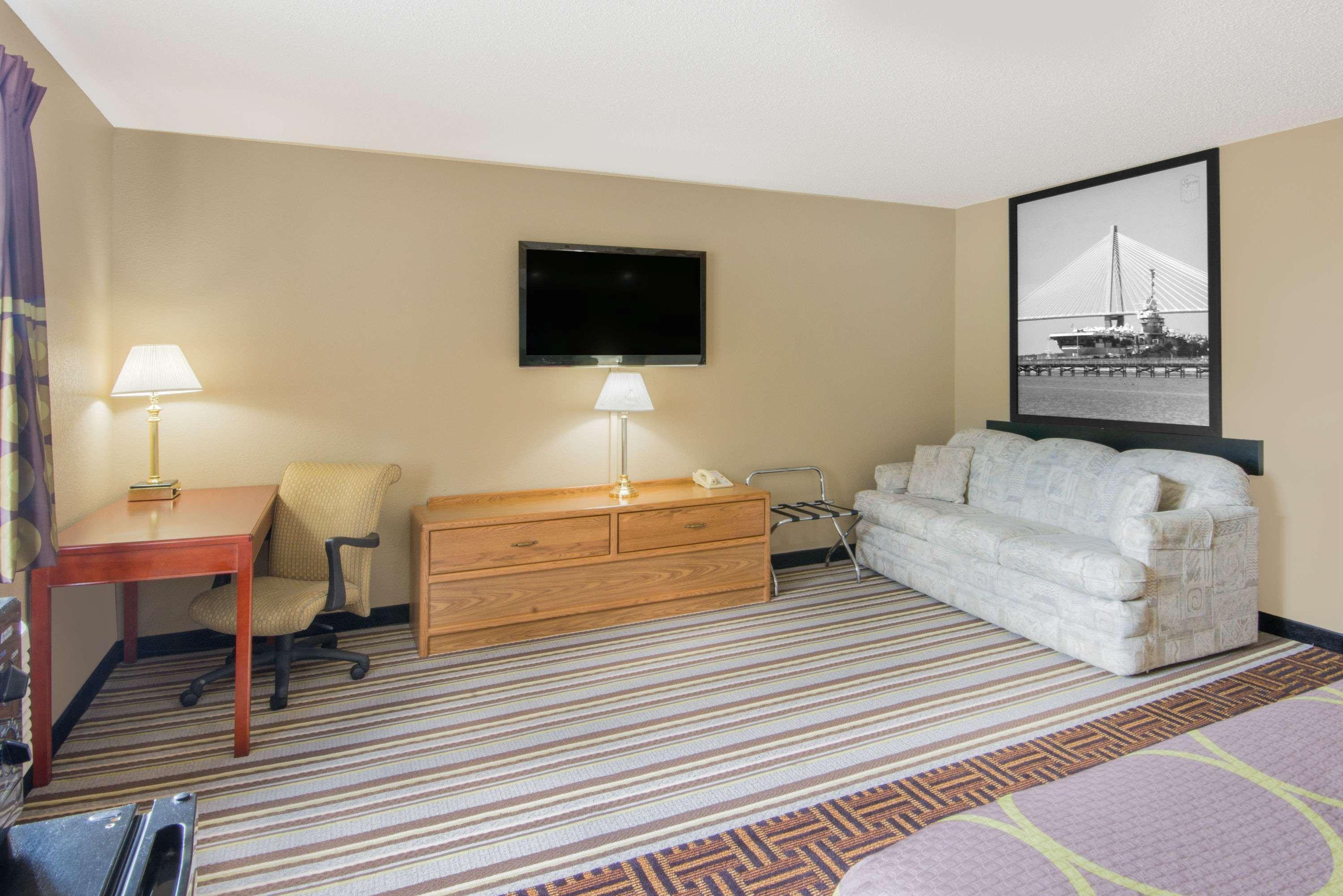 Super 8 By Wyndham Knoxville Exterior photo